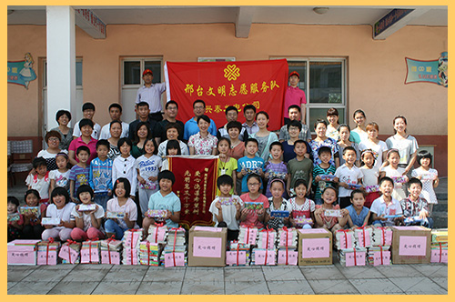 2014年6月7日，興泰發(fā)電公司青年志愿者赴平鄉(xiāng)鎮(zhèn)中心小學(xué)開展獻(xiàn)愛心活動，為他們送去500余本愛心書籍.jpg