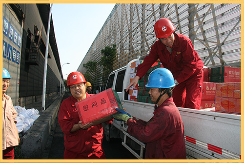 酷夏時(shí)節(jié)，興泰公司工會(huì)開(kāi)展為基層送清涼慰問(wèn)活動(dòng).jpg